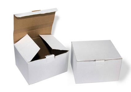 白色背景上隔离的纸板箱。环保包装。