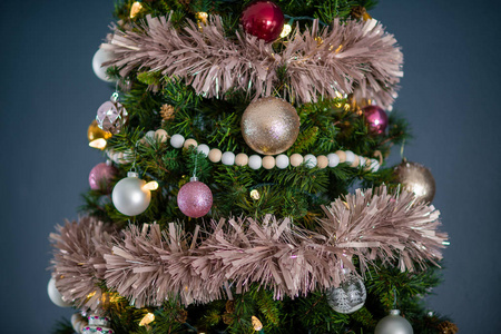 装饰灯光和装饰的圣诞树