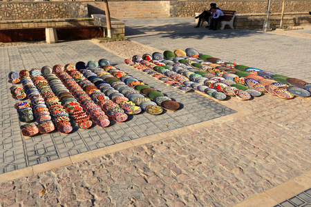 丝绸之路中亚街头市场上的乌兹别克斯坦传统装饰陶瓷板