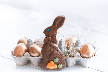 装饰精美的巧克力兔子复活节彩蛋。