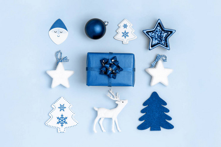 新年和圣诞节构图从圣诞玩具和礼品盒蓝色背景。俯视图，平放。2020年流行色。