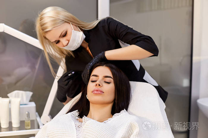 美女在美容院做美容手术