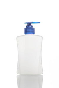 装液体肥皂或洗发水的白色容器，带蓝色瓶盖