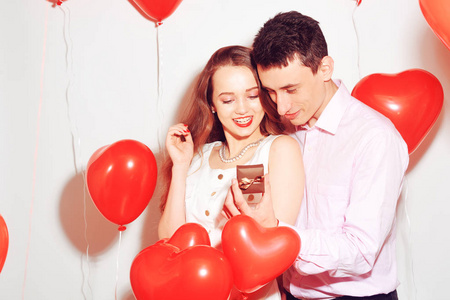 男人给他心爱的女孩做礼物.情人的瓦伦蒂照片