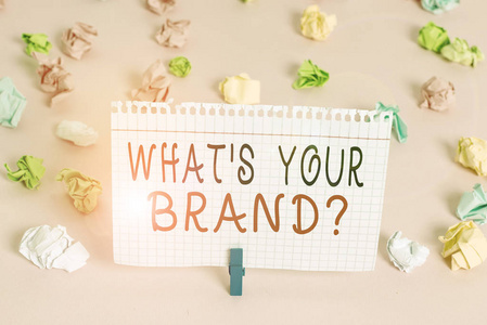 写下你的品牌问题。商业照片展示询问产品标识做什么或你传达什么彩色皱褶纸空提醒粉红色地板背景布