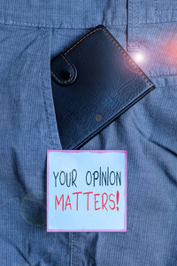 写下你的意见很重要。商业照片展示你不同意刚才所说的东西，裤子前面口袋里靠近记号纸的小钱包。