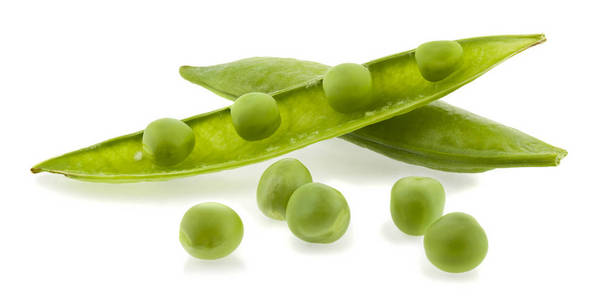 绿色豌豆孤立在白色背景特写。