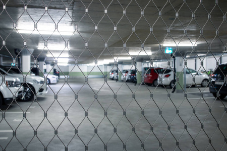 封闭式地下停车场照片