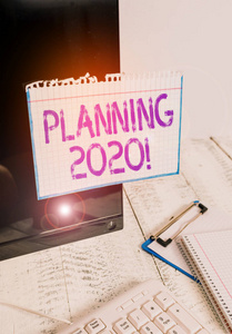 2020年规划概念手稿。商业图片文本计划明年某物的过程便笺贴在键盘附近的黑屏上。