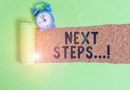 商业图片文字你做了一些事情,你完成了第一个闹钟和撕碎的纸板在一个