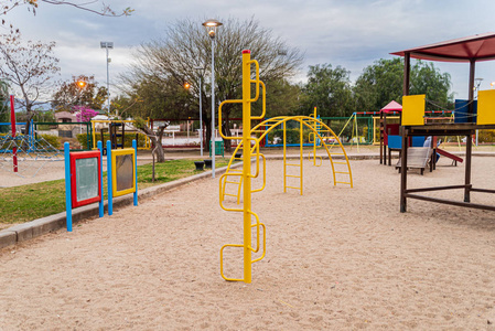 儿童风格地面儿童游乐场休闲娱乐活动的儿童游乐场,公园内的玩具和滑