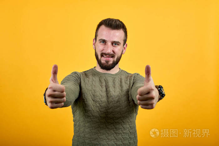 兴高采烈不刮胡子的帅哥看着镜头竖起大拇指
