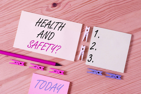 文字写作健康与安全问题。商业理念为防止意外或伤害的法规和程序彩色衣夹纸空提示木地板背景办公室。