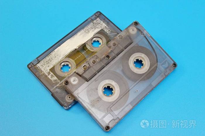 蓝色背景上的塑料透明录音带