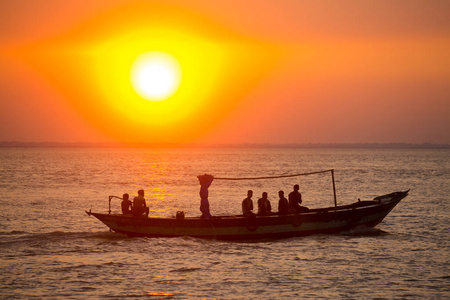 日落时分夕阳海上五彩缤纷的金色夕阳.