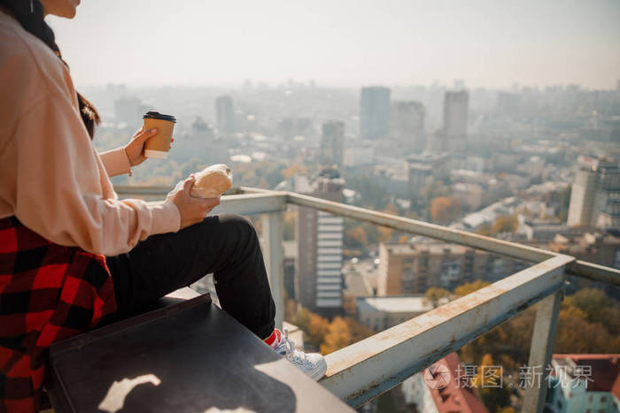 吃午饭时坐在屋顶上的小女孩照片-正版商用图片26sz52-摄图新视界