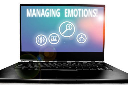写笔记，显示情绪的管理。商业照片展示能力开放的感情和调节他们自己。