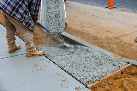 新民居人行道施工工人浇水泥
