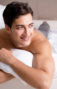 帅气的白人男孩和黑人女孩在舒适的公寓里共度时光.