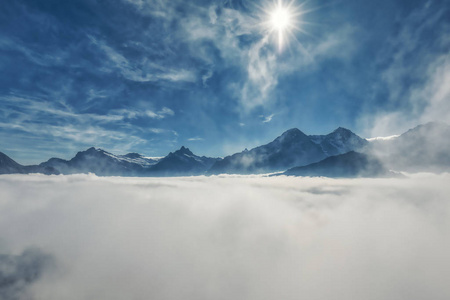 美丽的瑞士阿尔卑斯山全景，雾中的群山