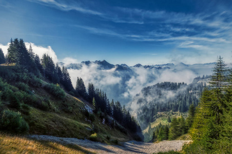 美丽的瑞士阿尔卑斯山全景，雾中的群山