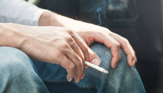 戒烟的人抽烟的男人.概念戒烟照片