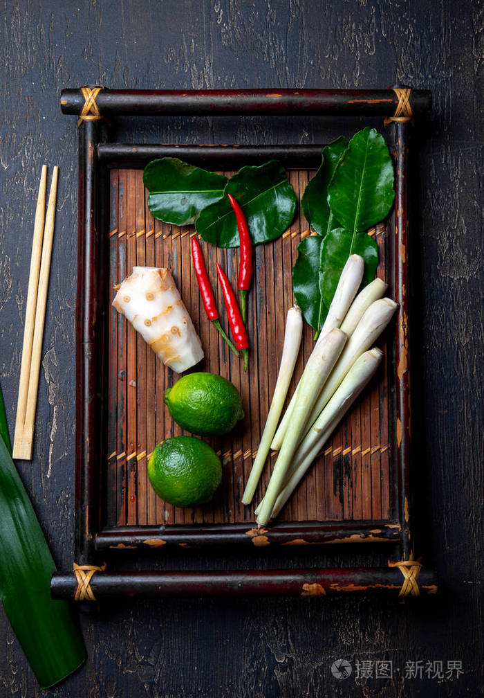 亚洲食品配料泰国香草和香料泰国菜在auttentic泰国托盘俯视图