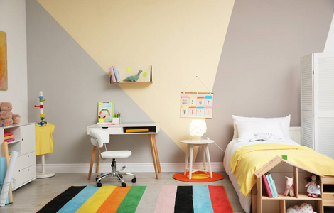 儿童 篮子 架子 书桌 房子 小孩 房间 颜色 在室内 玩具