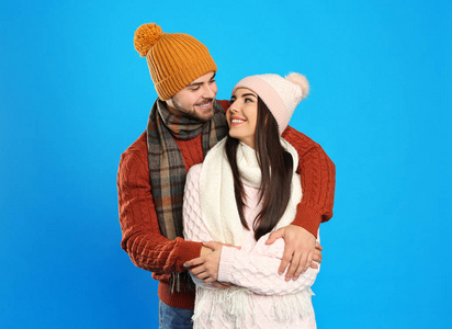 夫妇 衣服 毛衣 女人 浪漫的 白种人 圣诞节 时尚 乐趣