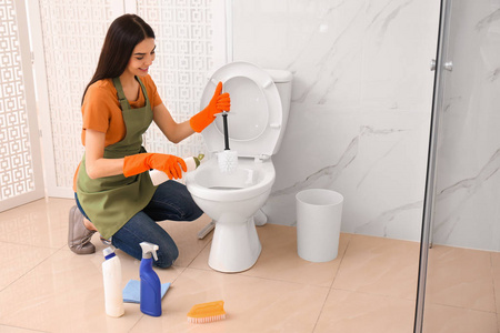 海绵清洁wc中的马桶座裁剪图像的女性清洁工持有厕所刷附近的清洁液