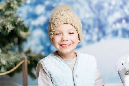 冬天背景下一个穿着冬装的小男孩的肖像