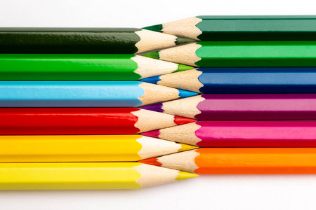 白色背景上不同颜色的木制铅笔