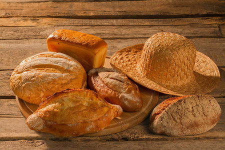乡村木质背景上的自制面包。