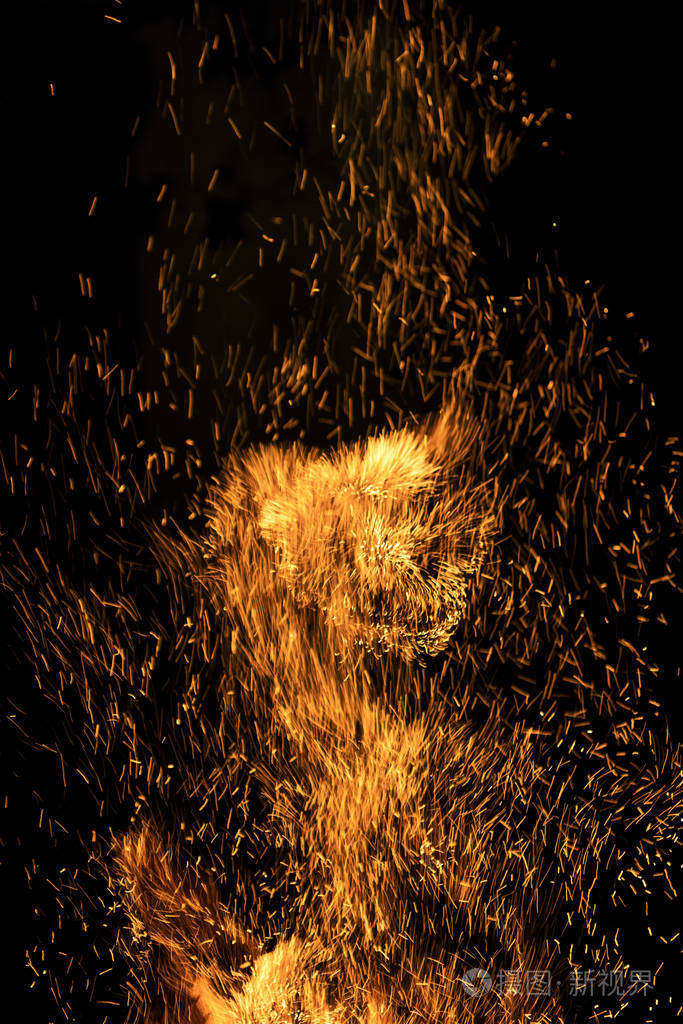 许多火花在黑色背景上飞起来