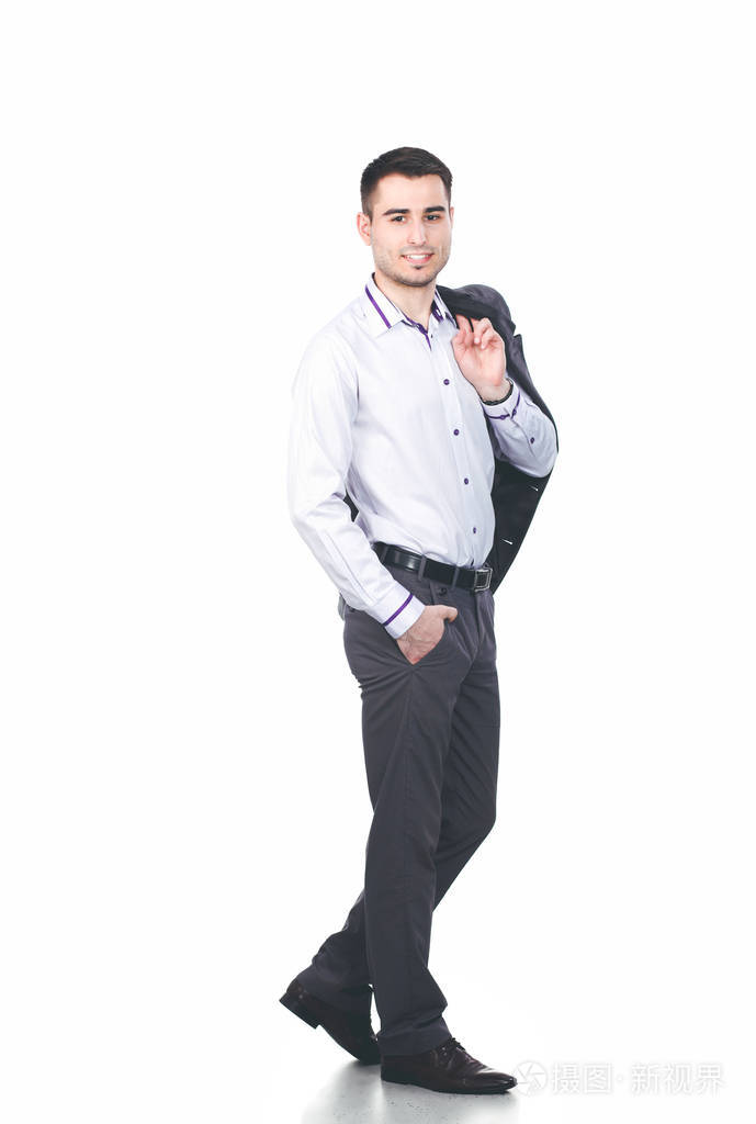 站着的男人在白色背景下交叉双臂微笑