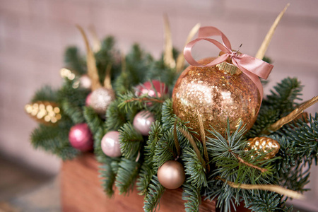 特写细节的小安排新鲜云杉在一个乡村木箱。圣诞气氛。花环的装饰，背景上的灯光。