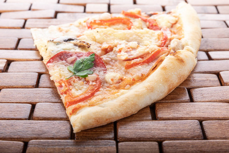 木架上的意大利披萨片