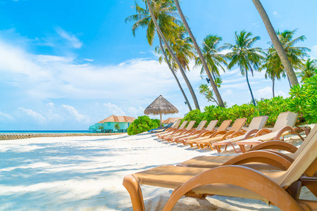 带热带马尔代夫岛海滩和大海的沙滩椅