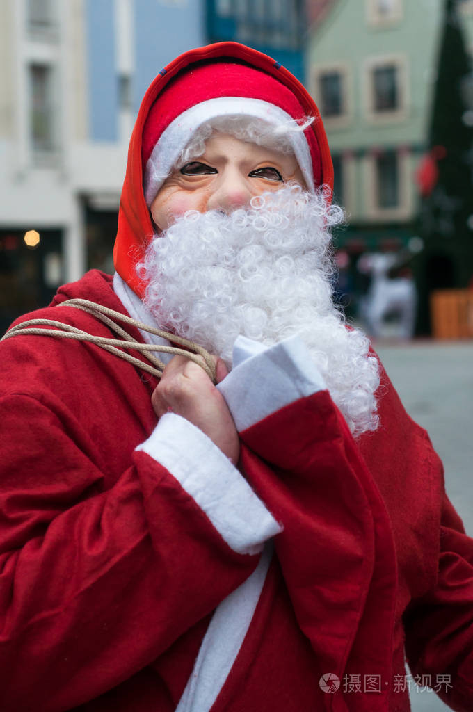 街上穿着圣诞老人服装的人的画像