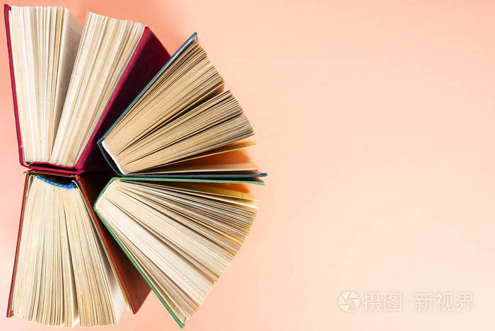 精装书浅蓝色背景平放文本空间