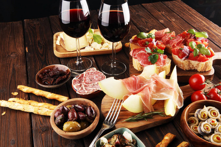 意大利安帕斯蒂葡萄酒小吃套装。奶酪品种，地中海