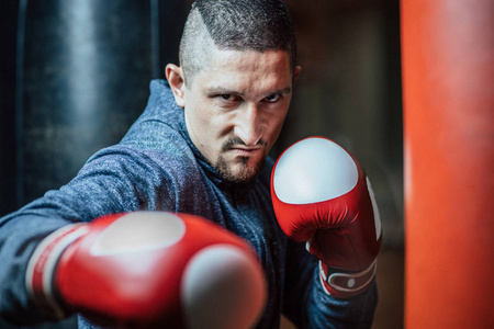 boxer delivers a deft hit. promotional picture for boxing.照片