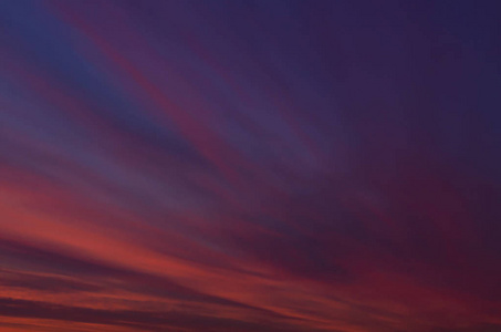 紫罗兰色的日落。紫罗兰云落日照片