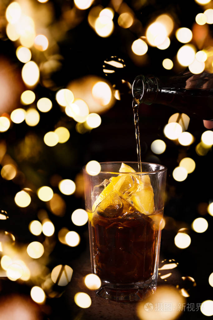 酒吧男招待在一个高高的酒杯里准备古巴自由鸡尾酒