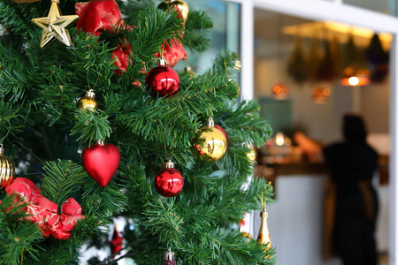 咖啡厅圣诞树装饰图片