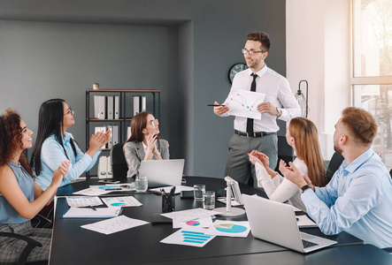 经济商务会议图片-经济商务会议素材-经济商务会议插画-摄图新视界