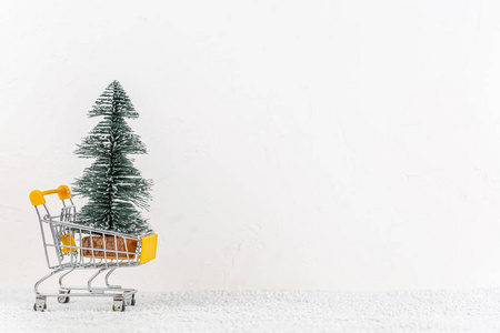 购物车上的冷杉树。圣诞节概念