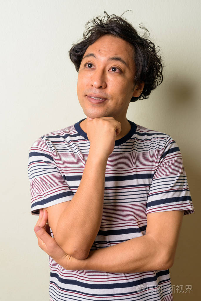 日本卷发男子肖像照片-正版商用图片26ttp8-摄图新视界