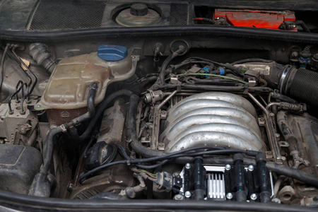 汽车发动机罩空间用于车间内的维修和保养