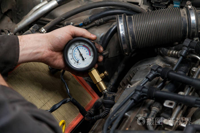 一位男性机械师测量ca气缸内的压力